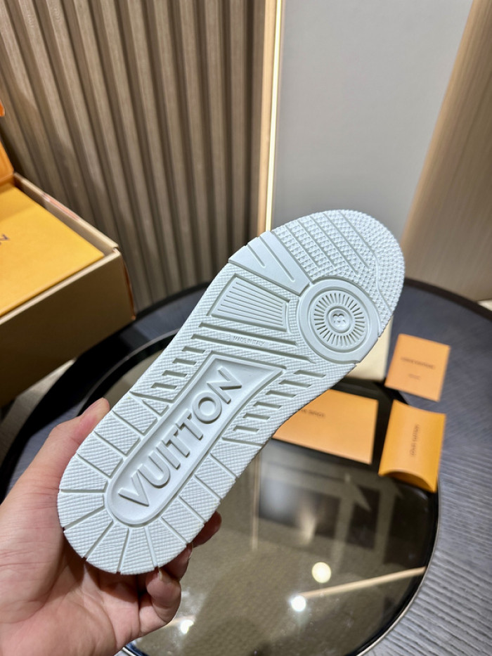 L0VT SNEAKER