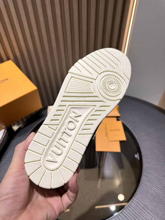 L0VT SNEAKER
