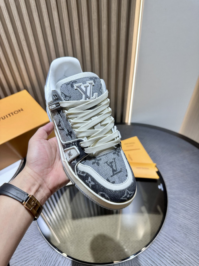 L0VT SNEAKER