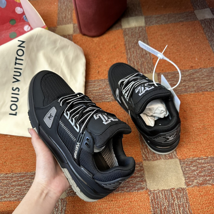 L0VT SNEAKER