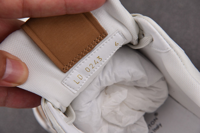L0VT SNEAKER