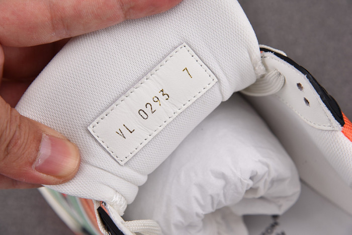 L0VT SNEAKER